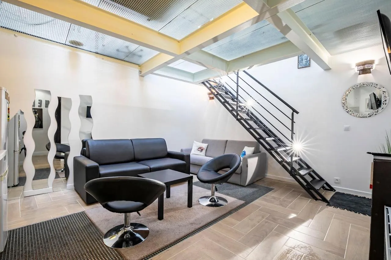 Comme A La Maison アパート